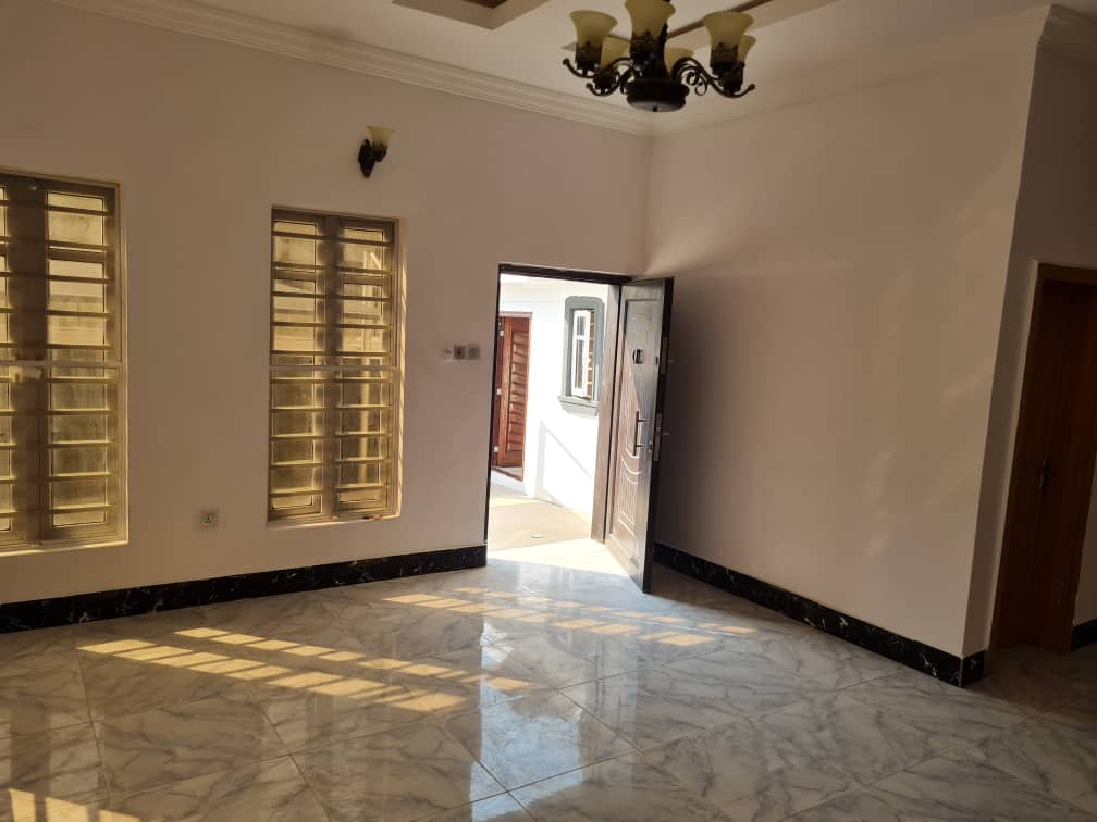 4bedroom semi-detached duplex.