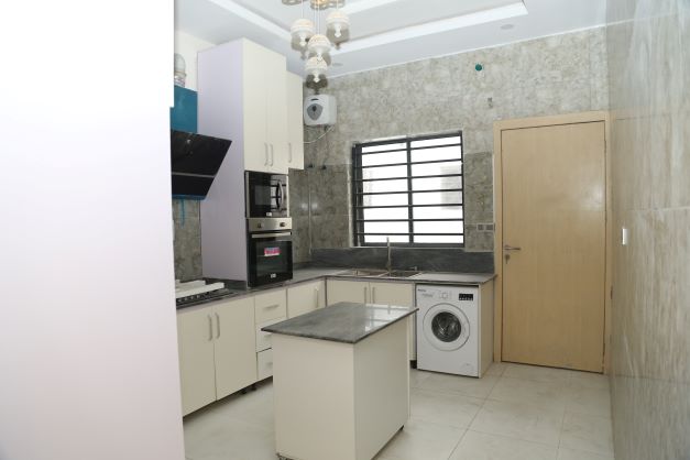 4bedroom semi-detached duplex.