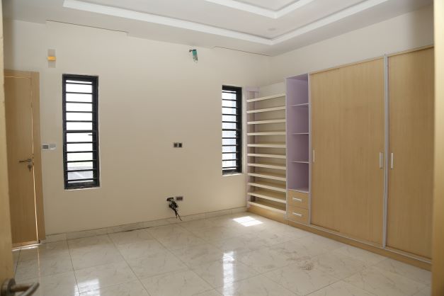 4bedroom semi-detached duplex.