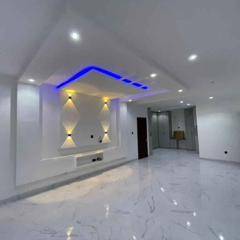 6 BEDROOM FULLY DETACHED DUPLEX