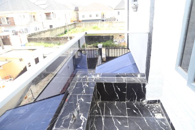 4bedroom semi-detached duplex.