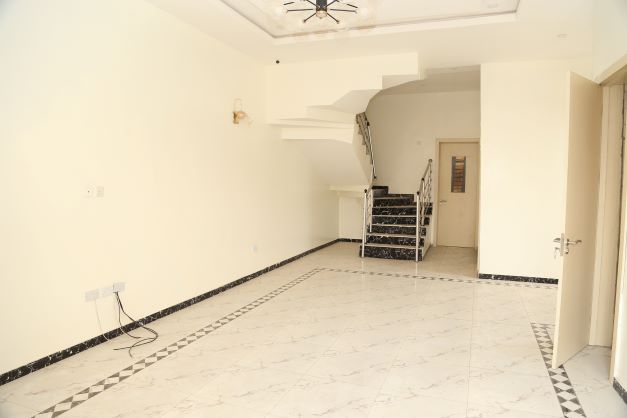 4bedroom semi-detached duplex.