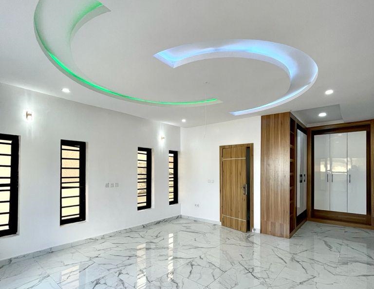 5bedroom detached duplex for sale.