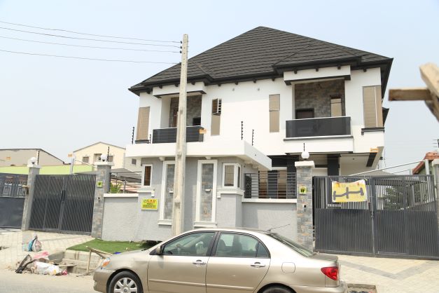 4bedroom semi-detached duplex.