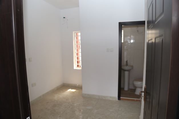 4bedroom semi-detached duplex.