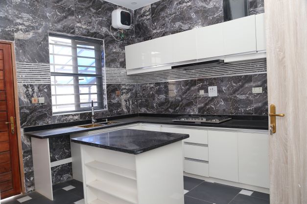 4bedroom detached duplex with bq