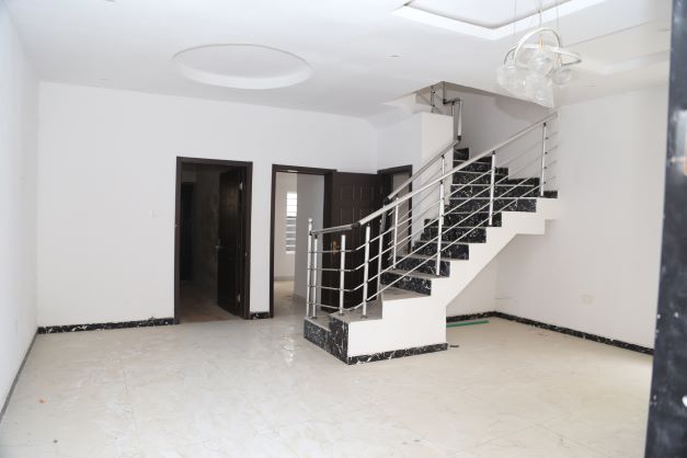 4bedroom semi-detached duplex.