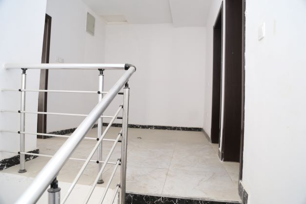 4bedroom semi-detached duplex.