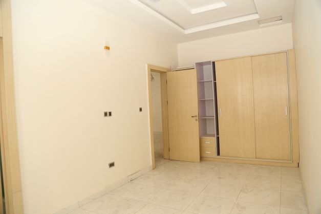 4bedroom semi-detached duplex.