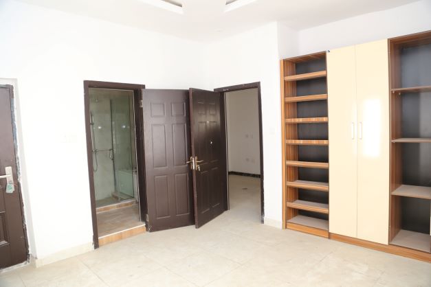 4bedroom semi-detached duplex.