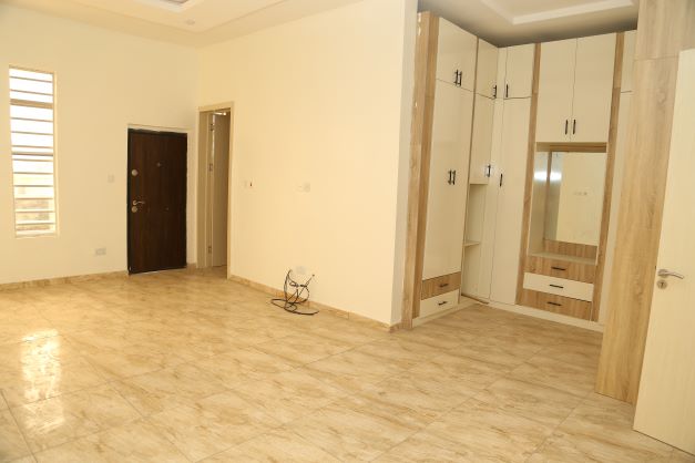 4bedroom semi-detached duplex.