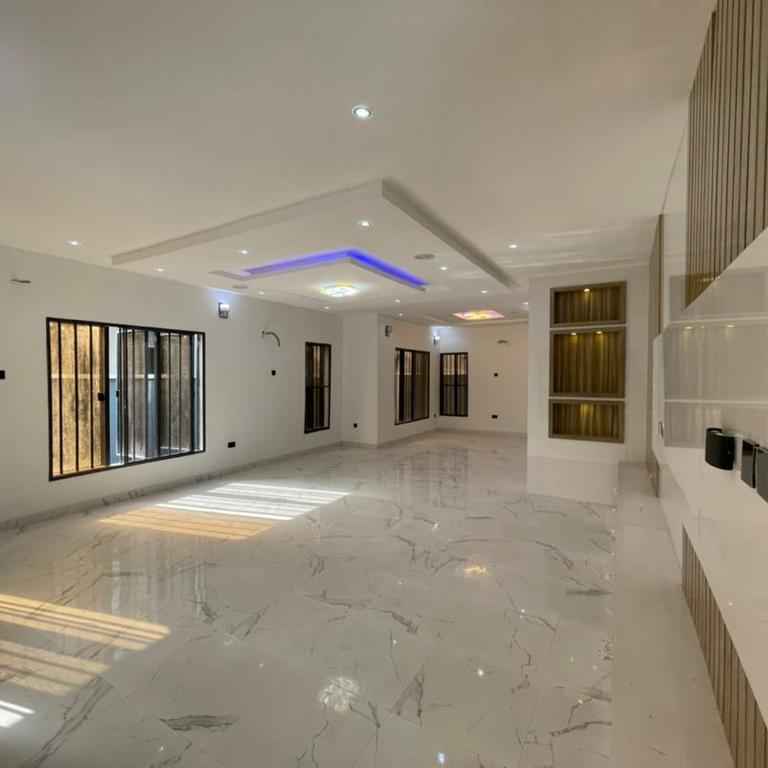 6 BEDROOM FULLY DETACHED DUPLEX