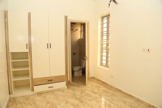 4bedroom semi-detached duplex.