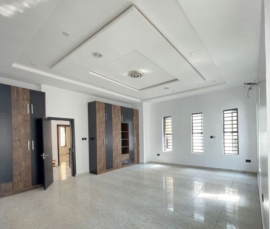 BEAUTIFUL 4 BED FULLY DETACHED DUPLEX WITH SWIMMING POOL