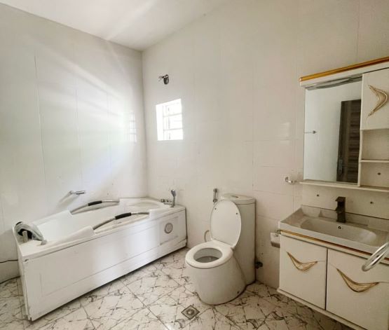 Spacious 5 Bedroom Detached Duplex with BQ