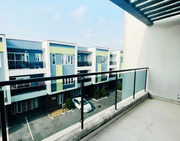 Spacious 5 Bedroom Terrace Duplex with BQ