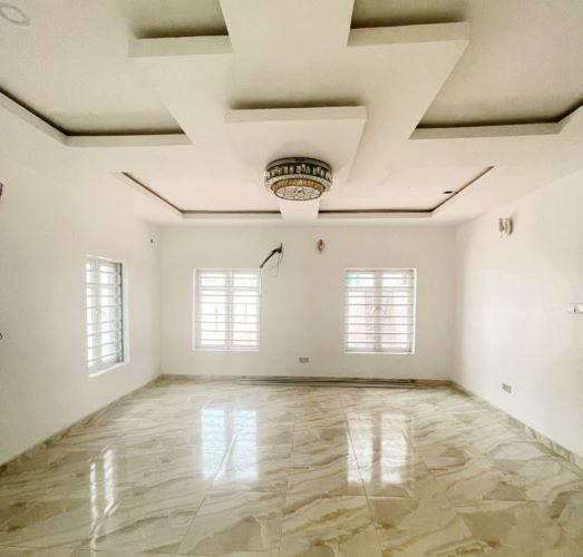 Spacious 5 Bedroom Detached Duplex with BQ