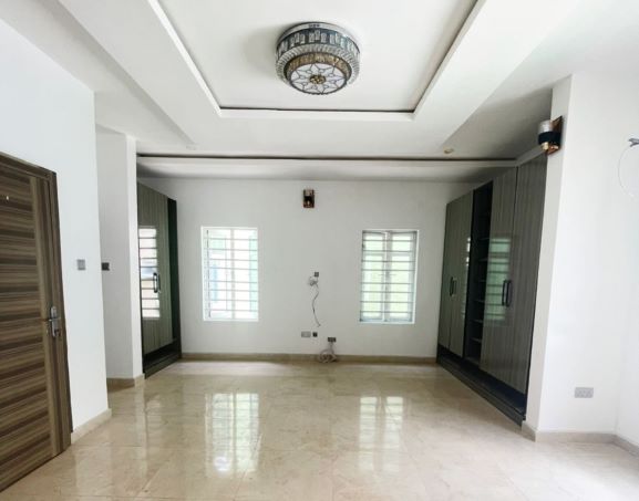 Spacious 5 Bedroom Detached Duplex with BQ