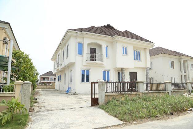 5bedroom detached duplex with bq