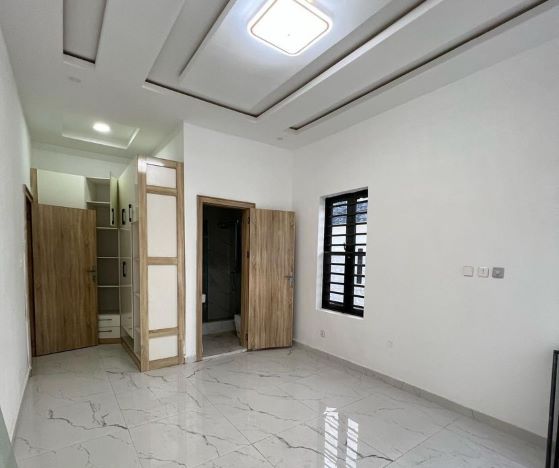 5bedroom detached duplex with bq