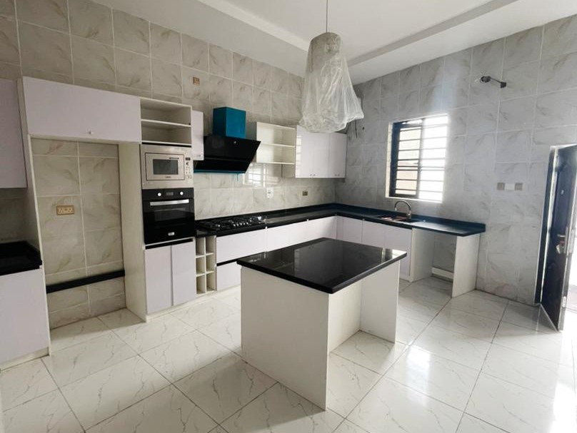 5bedroom detached duplex with bq