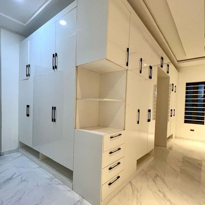 Spacious 5 Bedroom Detached Duplex with BQ