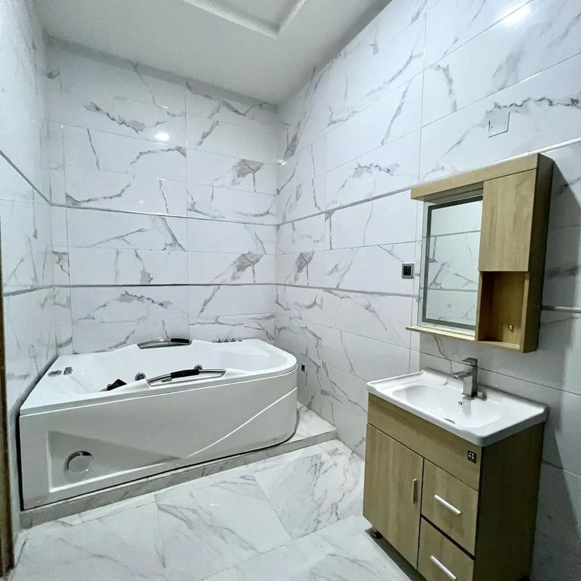 Spacious 5 Bedroom Detached Duplex with BQ
