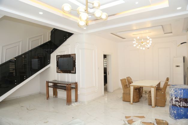 4bedroom semi-detached duplex.