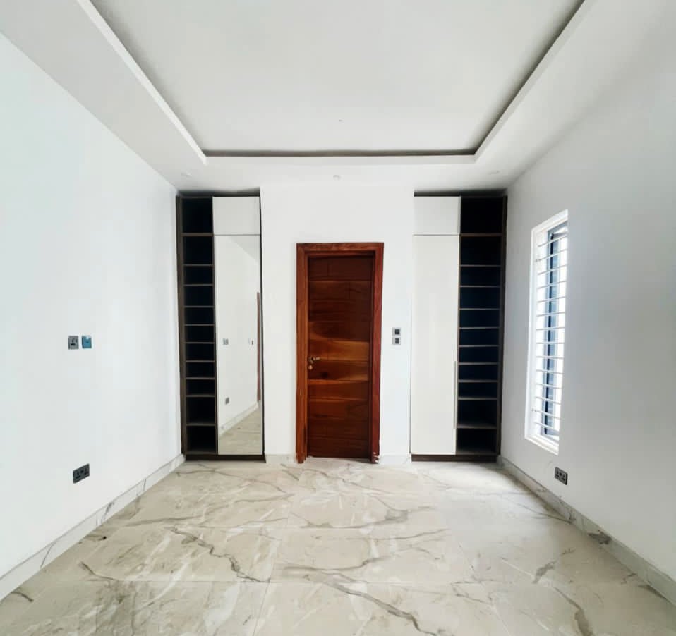 5 bedroom detached duplex with BQ