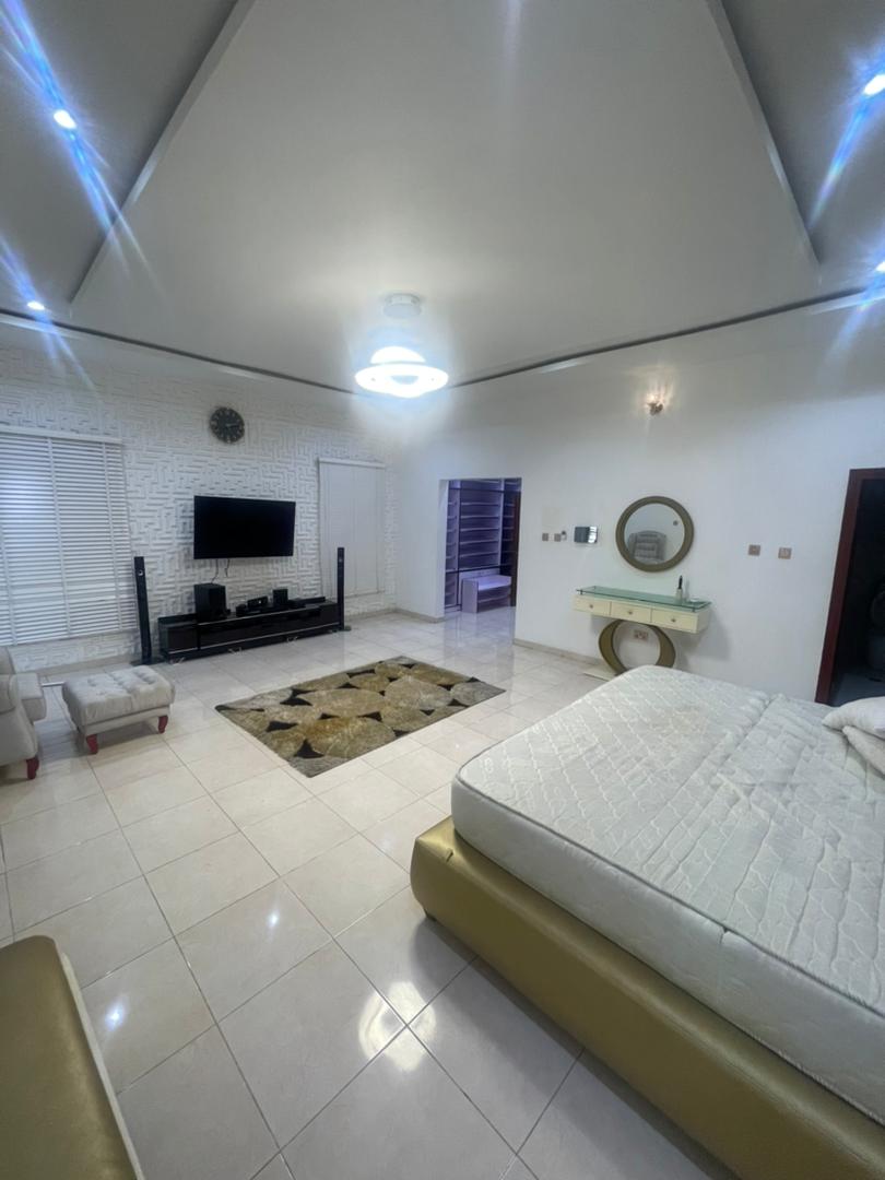 5 bedroom Fully detached duplex