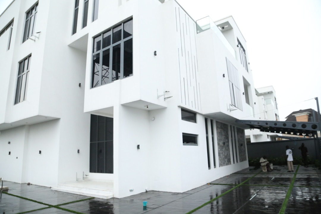 Luxury 5 bedroom fully detached duplex