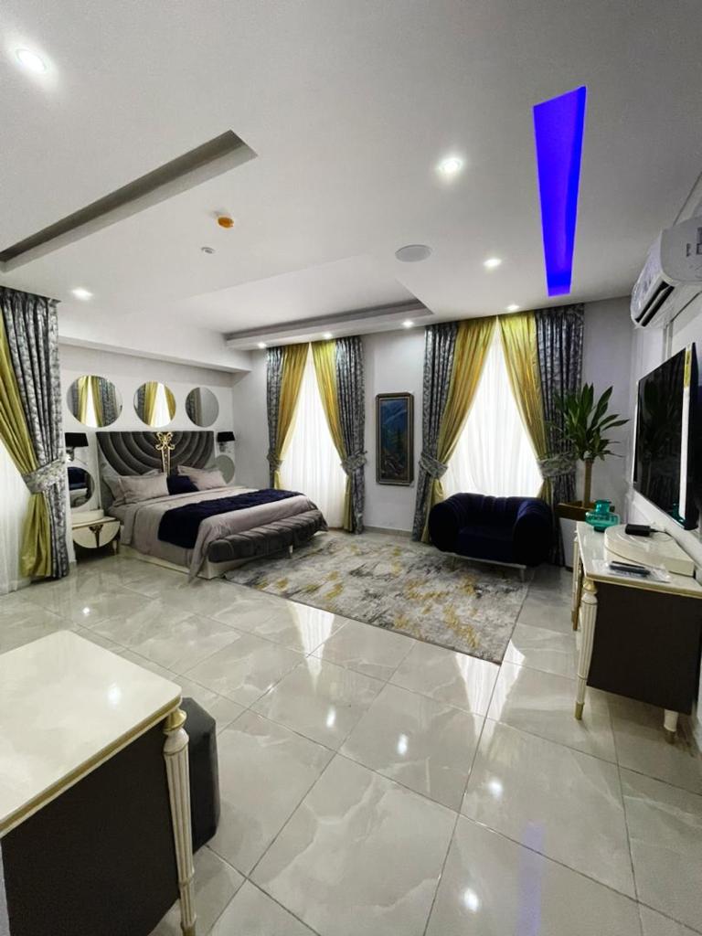 Luxury 5 Bedroom Apartment & Maisonette with BQ