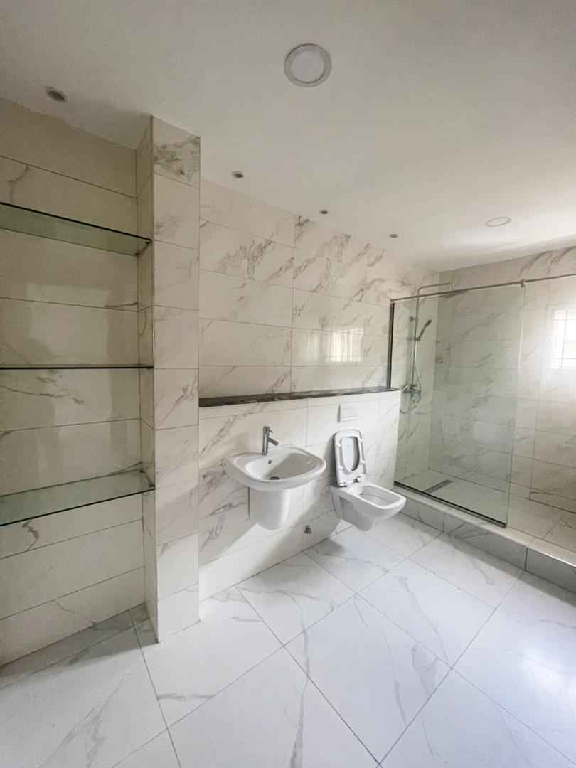 4 bedroom semi detached duplex with 2 BQ