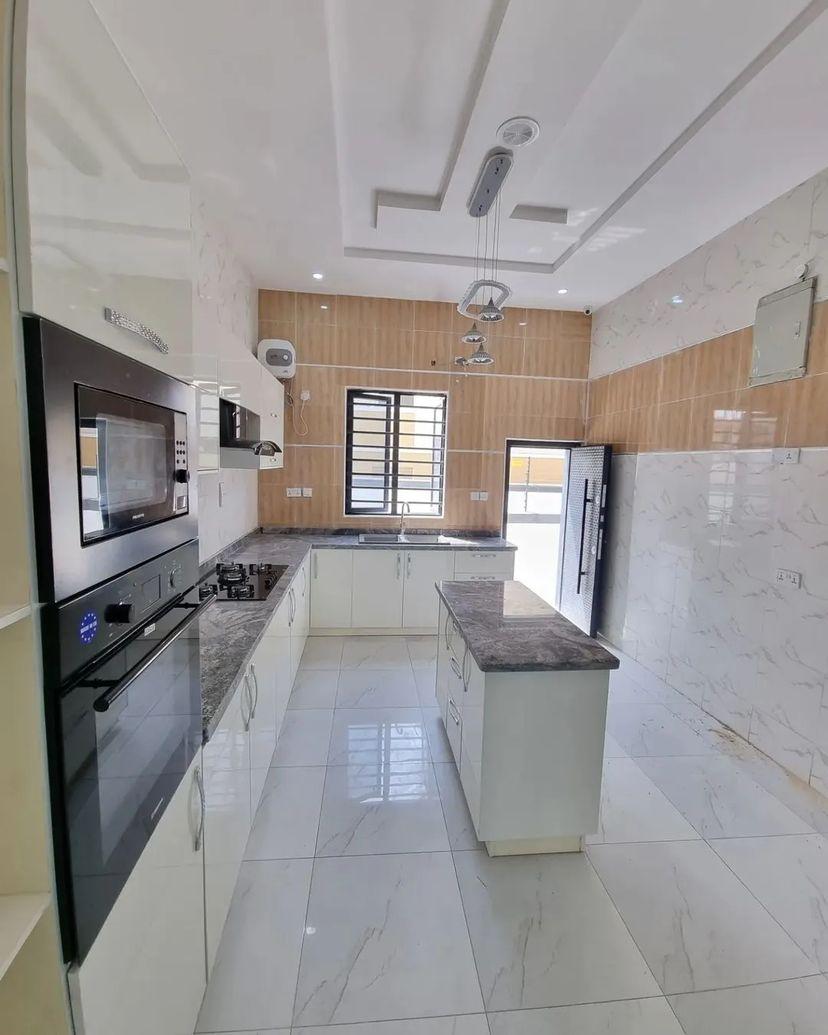 5 bedroom detached duplex with BQ