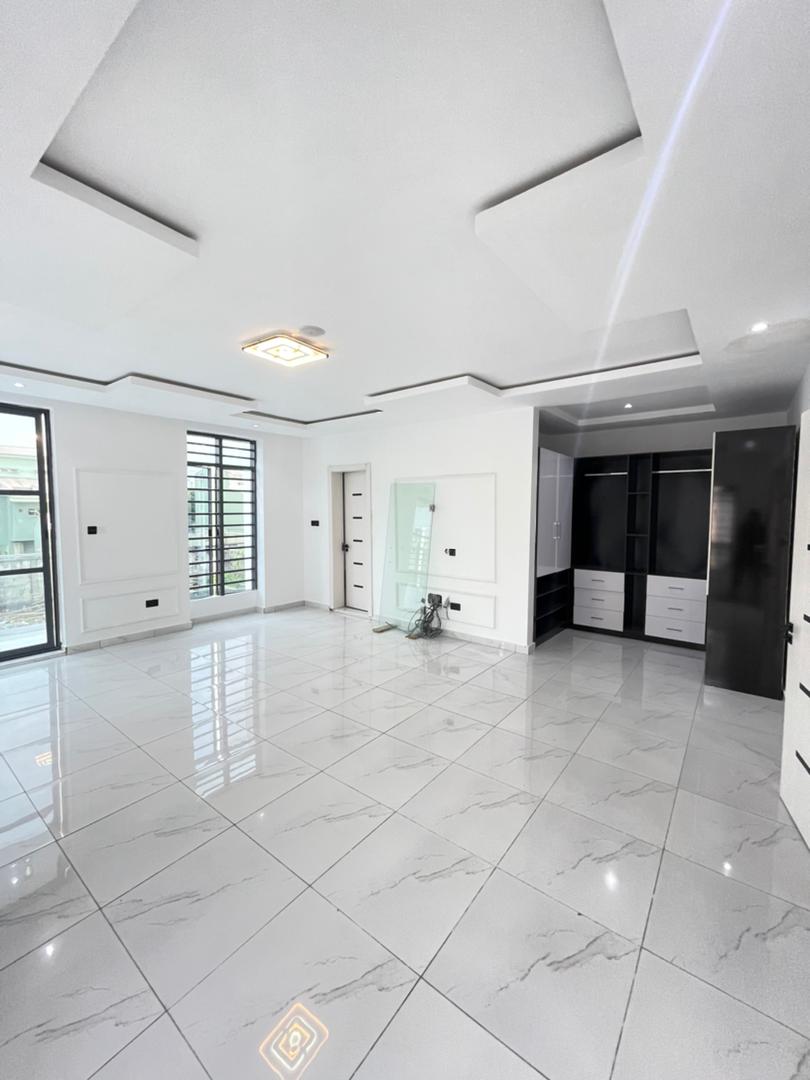 5 bedroom detached duplex with BQ
