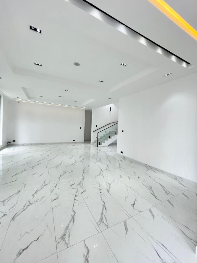 5 bedroom detached duplex with BQ