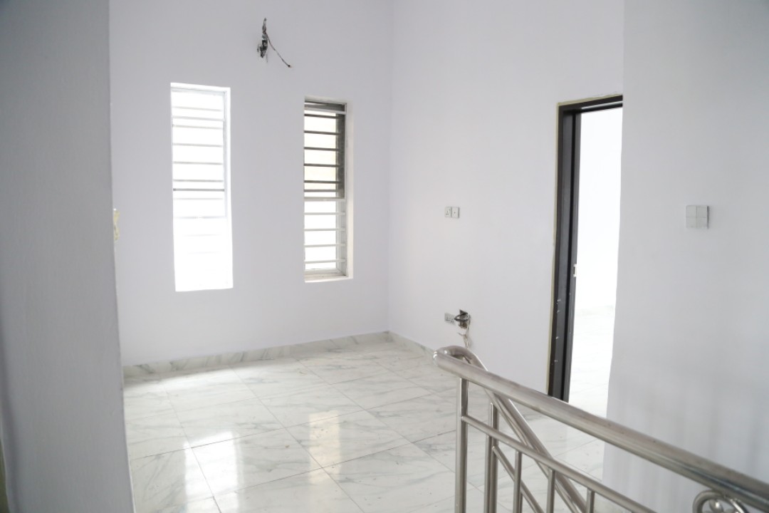 4bedroom semi-detached duplex.