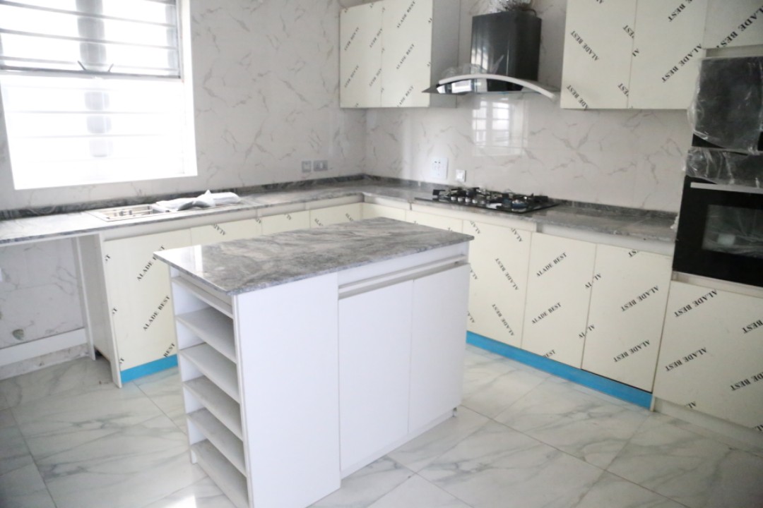 4bedroom semi-detached duplex.