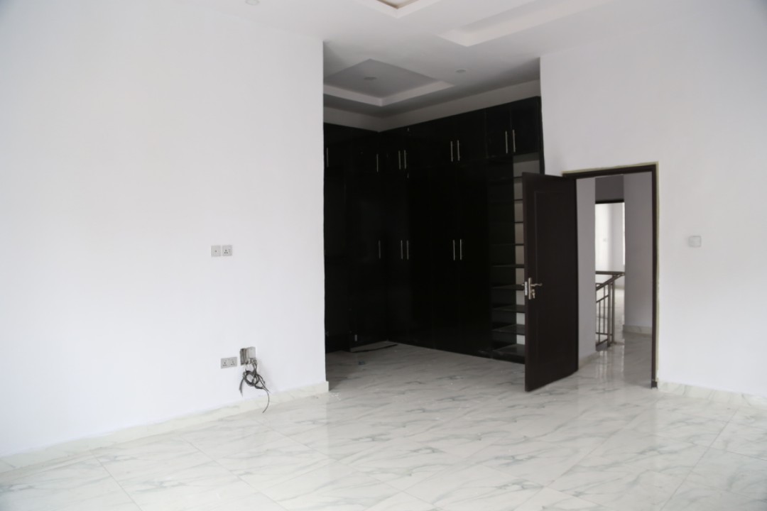 4bedroom semi-detached duplex.