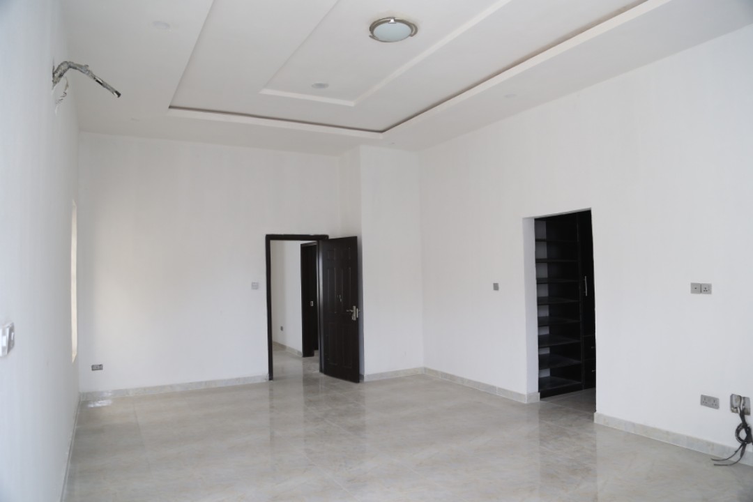 5bedroom detached duplex with bq