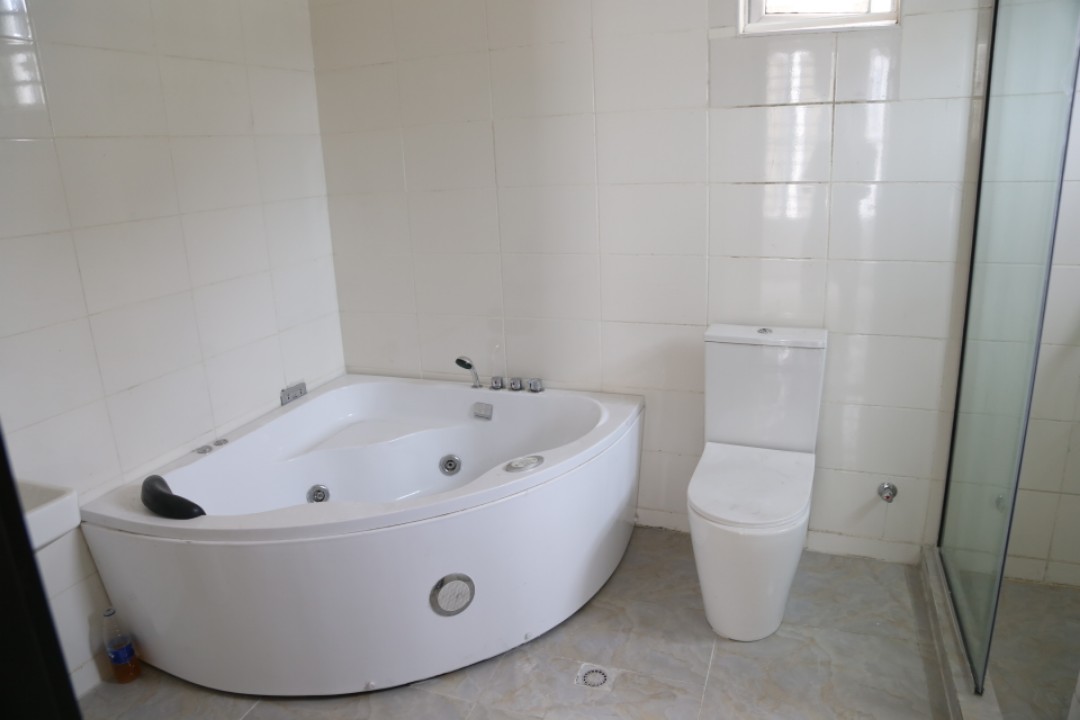 5bedroom detached duplex with bq