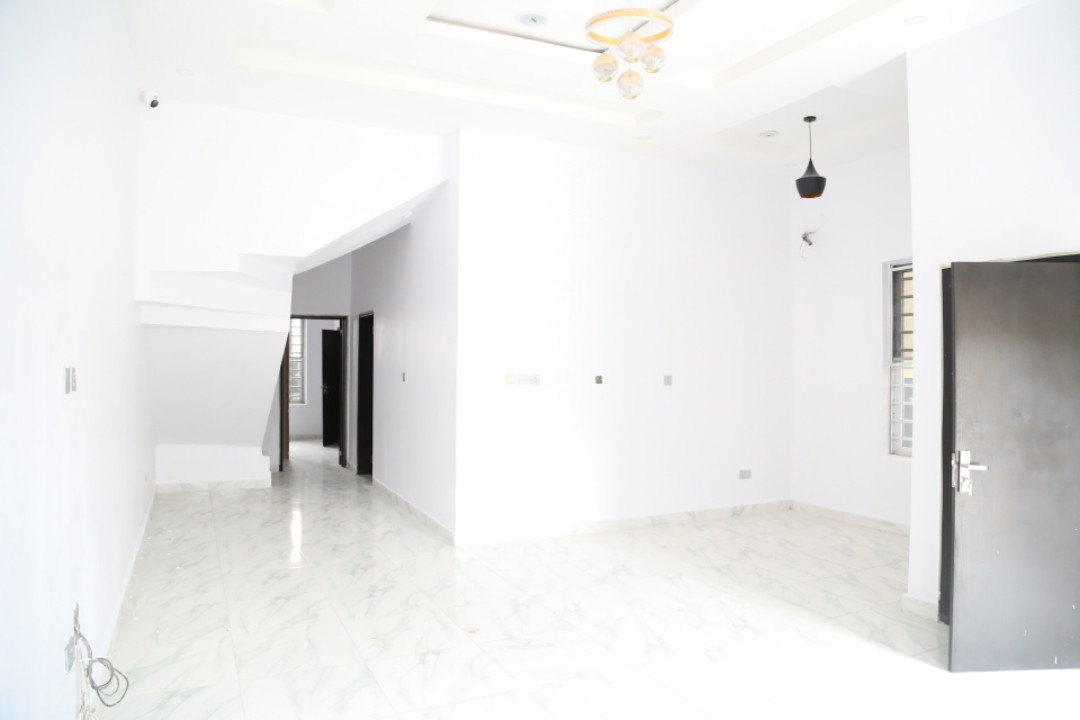4bedroom semi-detached duplex.