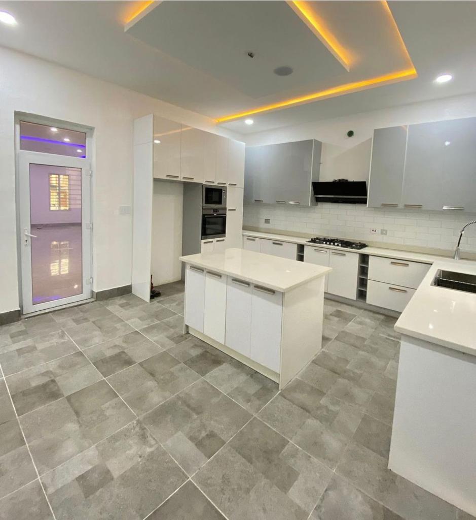 5 bedroom detached duplex with BQ