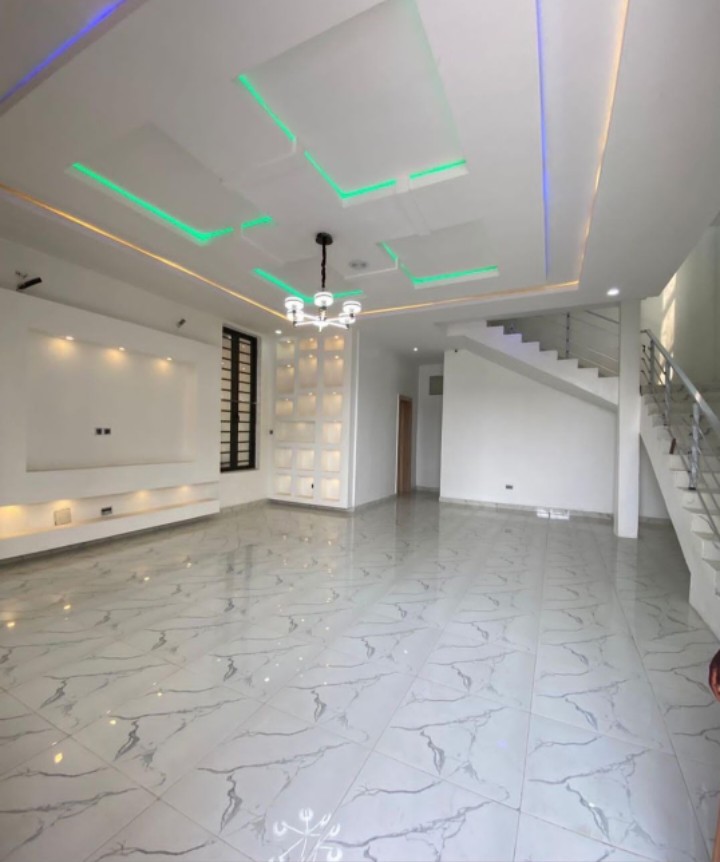 5 bedroom detached duplex with BQ