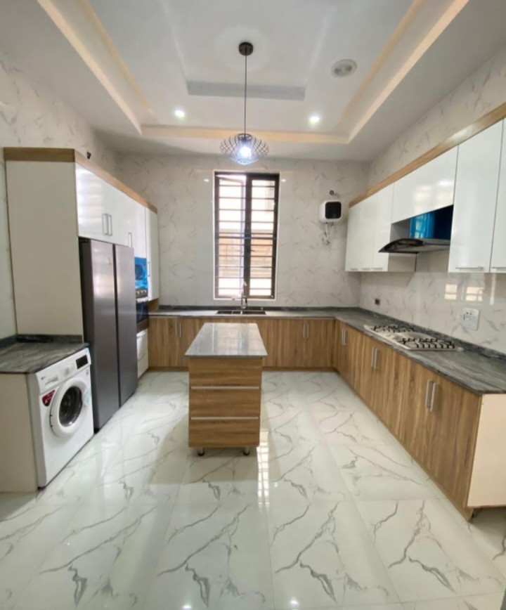 5 bedroom detached duplex with BQ