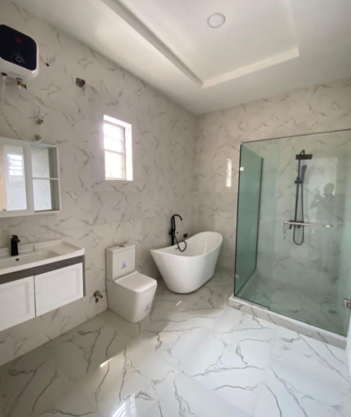 5 bedroom detached duplex with BQ