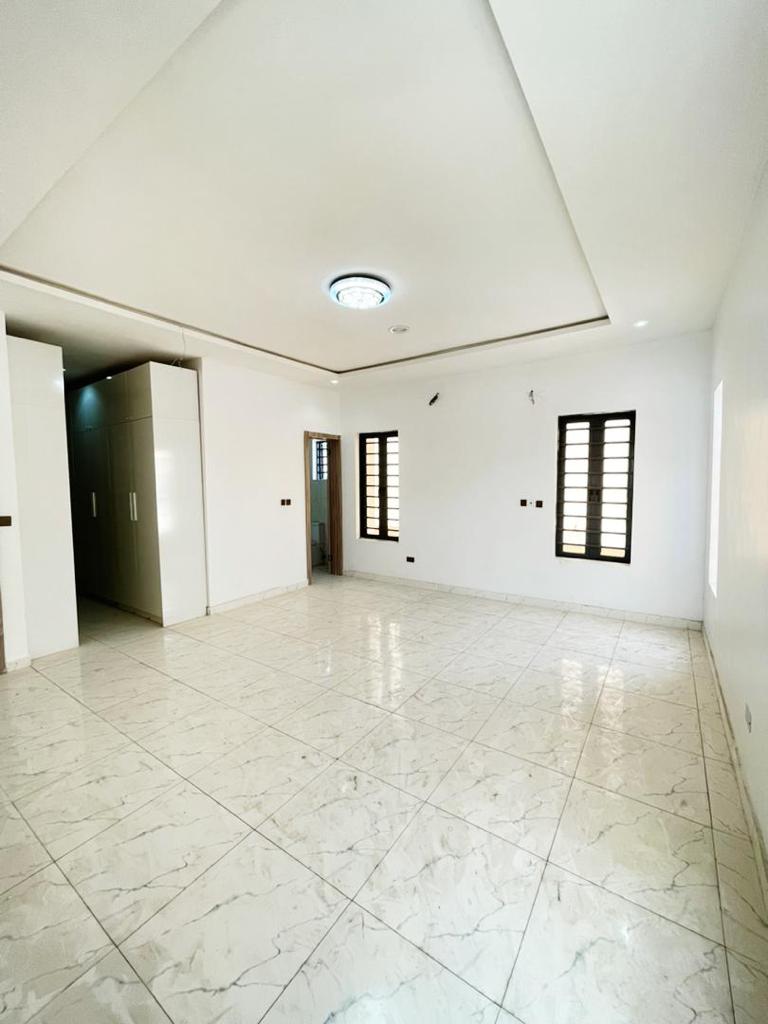 5 bedroom detached duplex with BQ