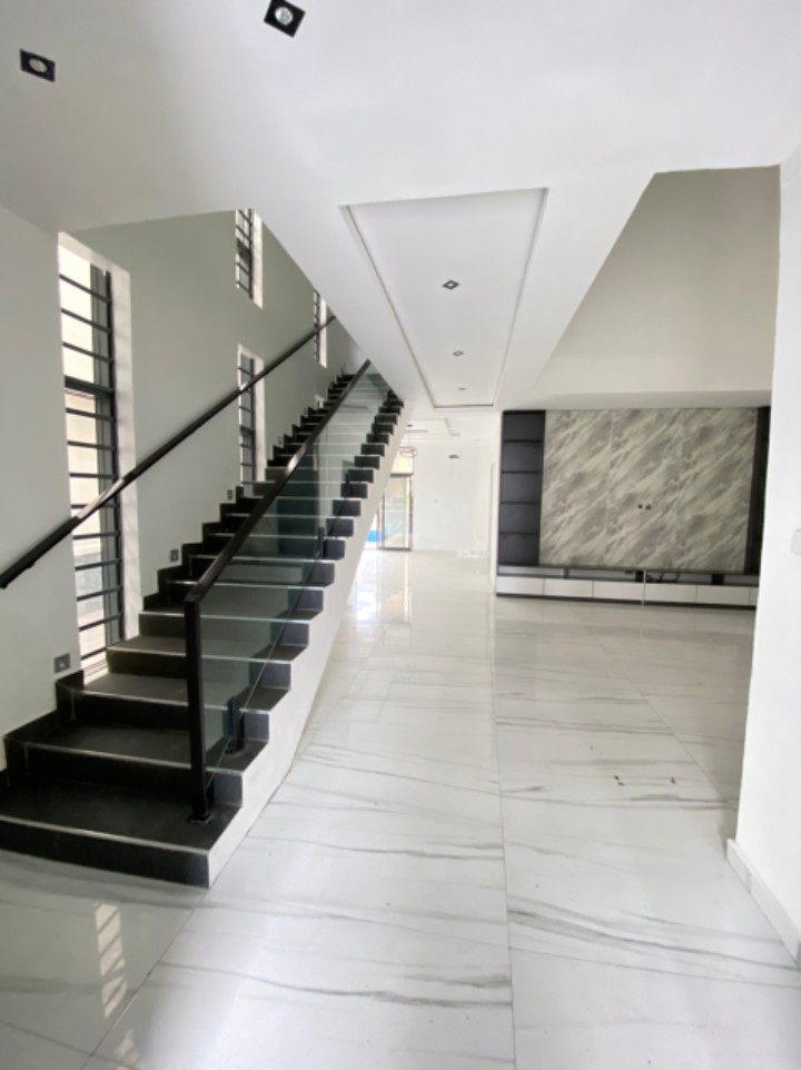 5 bedroom detached duplex with BQ