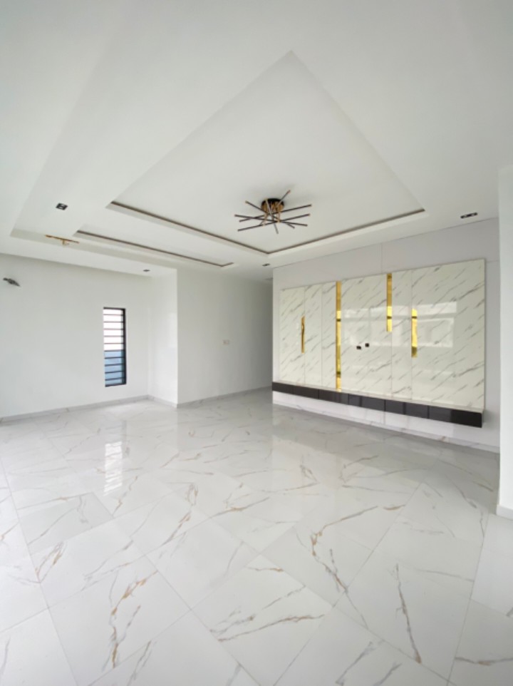 5 bedroom detached duplex with BQ