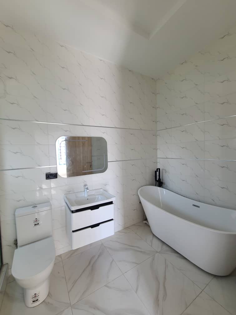 5 bedroom detached duplex with BQ